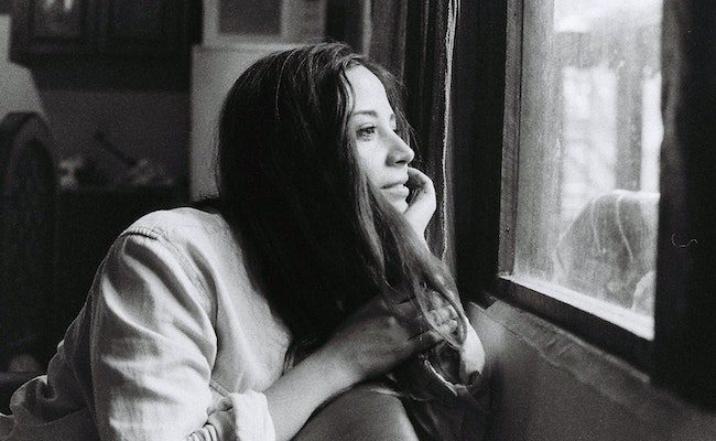 girl window - elevateseo- bruno-emmanuelle bw